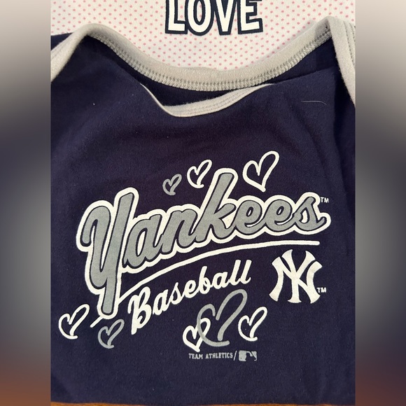 2 Genuine Merchandise Team Athletics New York Yankees onesies 18mos - Picture 6 of 8